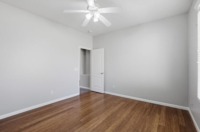 Building Photo - 3565 E Vaughn Ct