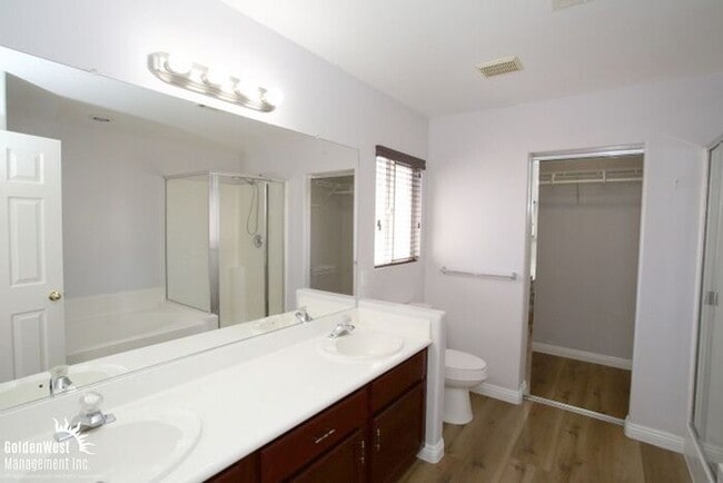 Building Photo - Charming 4Bdm 2.5Ba Home in the Heart of S...