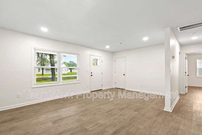 Building Photo - 3006 Azalea Dr