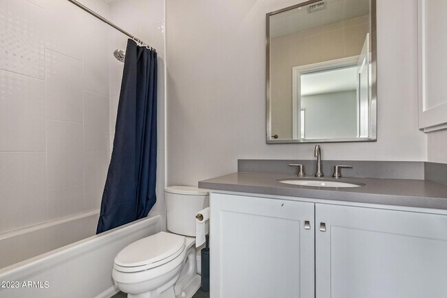 Building Photo - 4816 N Woodmere Fairway Unit 1010