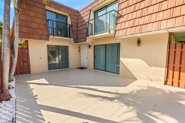 Building Photo - 1420 Augusta Cir
