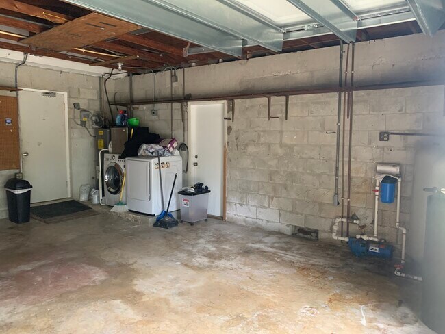Building Photo - 10790 SW 88th Ave