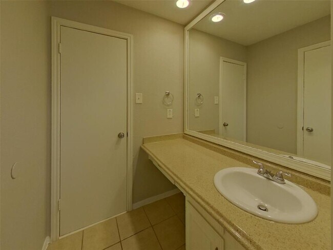 Building Photo - 5511 Fairview Forest Dr