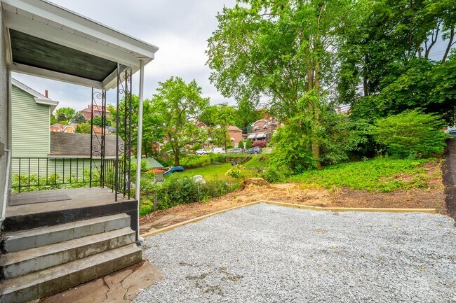 Building Photo - SCORE 1ST MONTH'S RENT FREE IF SIGNED BY AUGUST 7! Spectacular 3 bedroom home in Carrick availabl...