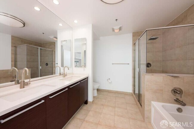 Building Photo - 425 1st St