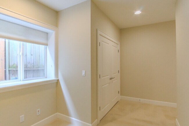 Building Photo - 4Bd/4Ba Seattle Home