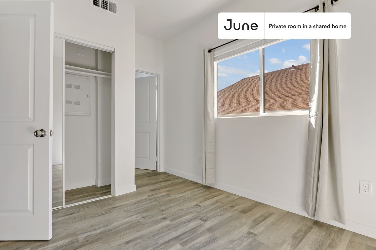 Building Photo - Room in Shared 5 bed/7 bath home