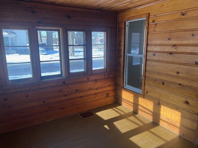 Building Photo - 402 E Elm St