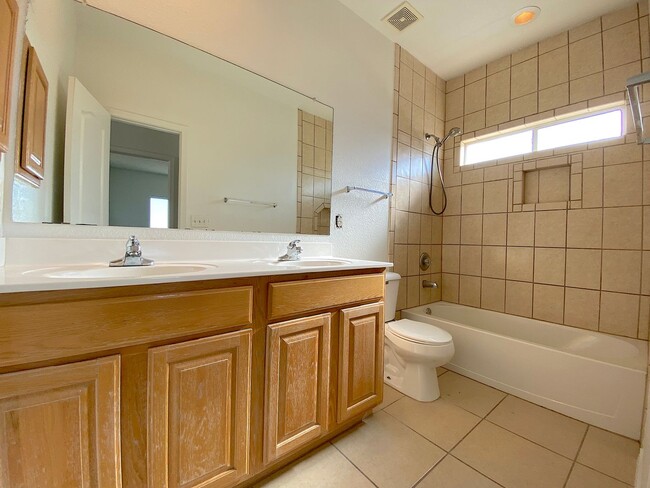 Building Photo - East El Paso 5Bed/3Bath Refrig A/C!