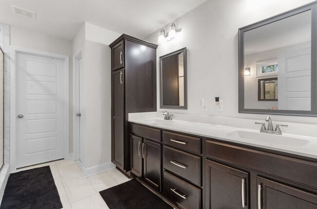 Building Photo - Pet Friendly Three Bedroom!