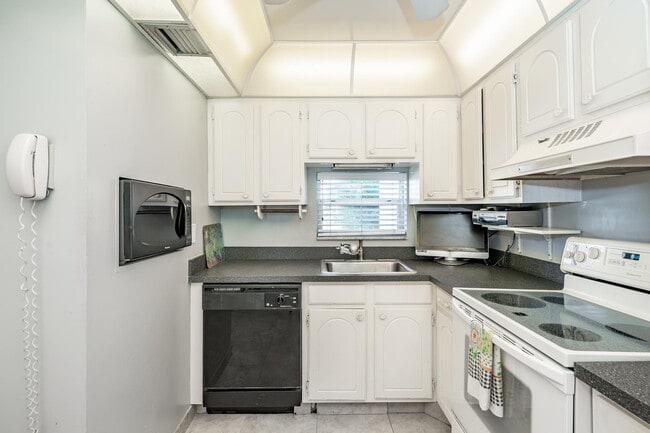 Building Photo - 9500 N Hollybrook Lake Dr