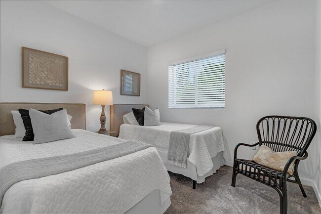 Building Photo - 4250 Lakewood Rd