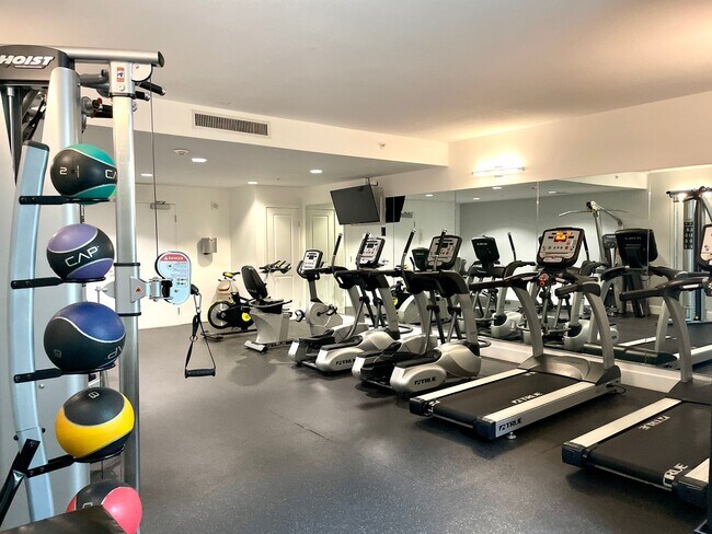 Building Photo - Beautiful 2BD/2BA W/ A/C, Reserved Parking, and Private Balcony in Bankers Hill!