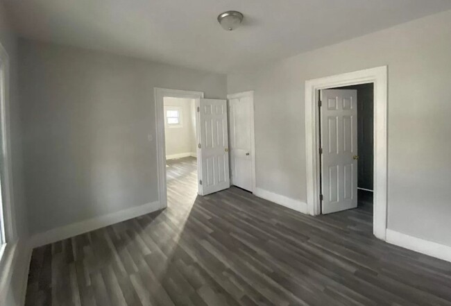 Building Photo - Preview 622 S 41st. 2 Br with Bonus attic ...