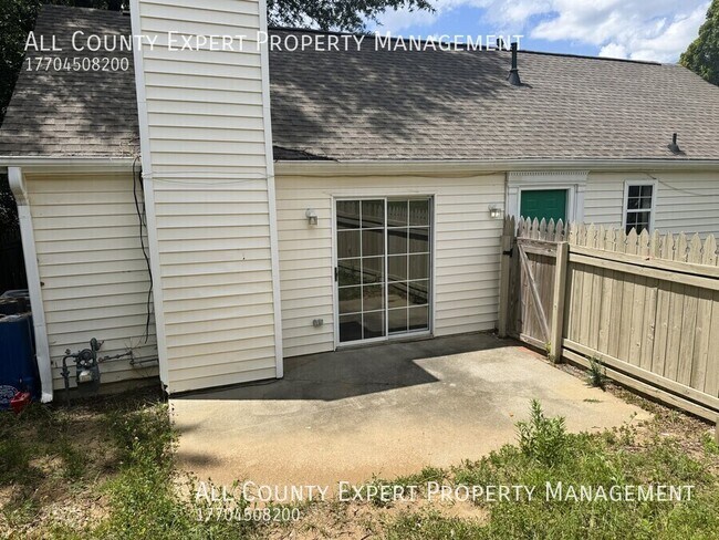 Building Photo - 2657 Laurel Ln NW