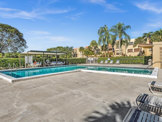 Building Photo - 220 Lakeview Dr