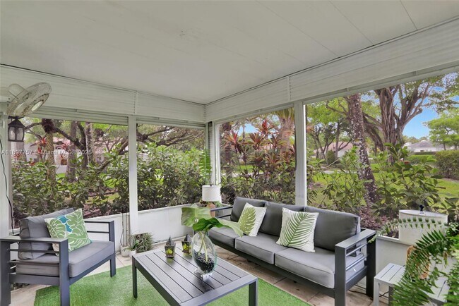 Building Photo - 1128 W Cypress Dr