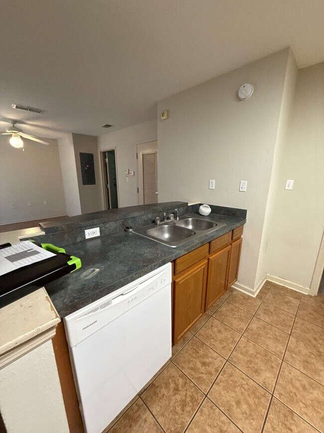 Building Photo - 2 bed 2 bath at Avalon on Pensacola! Available now!