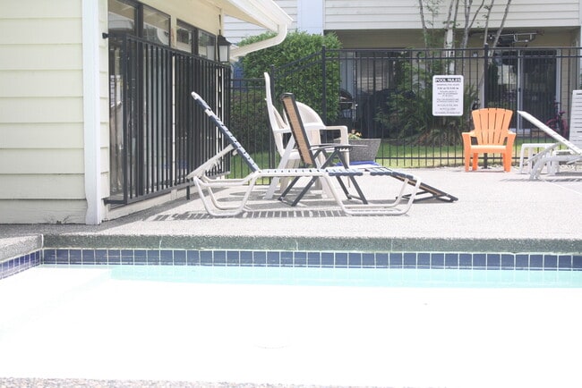 Building Photo - Top floor, 2drm, 2 full bath, open floor plan, pool, water, sewer, garbage included in rent