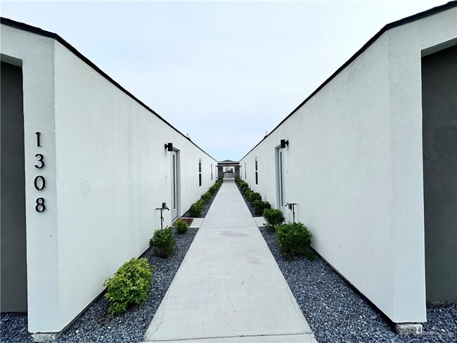 Building Photo - 1308 E Iris Ave