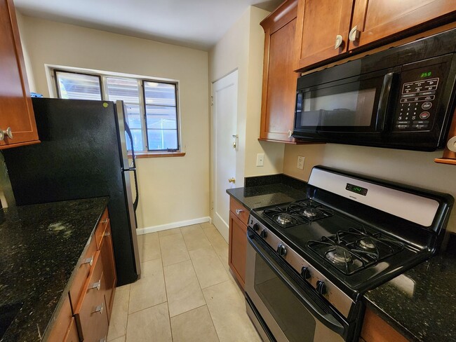 Building Photo - 2 Bed 1 Bath Unit In Great Location of Den...