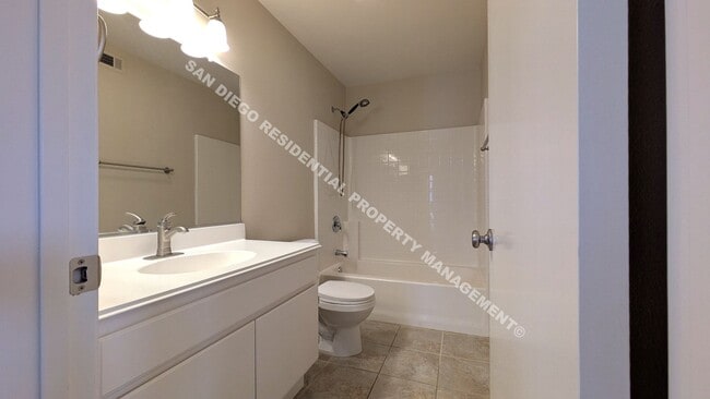 Building Photo - Gorgeous, Newly Remodeled 3 Bed / 2 Bath T...
