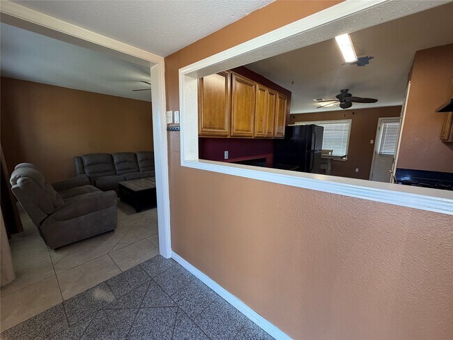 Building Photo - 2421 Pine St