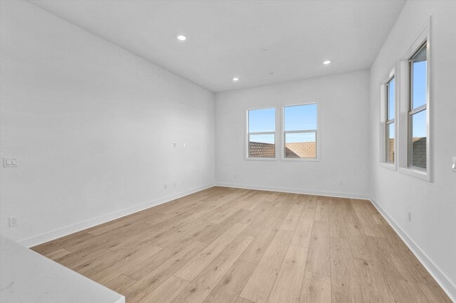 Building Photo - Large Modern Town Home with Oversize Backyard Guarded Luxury Neighborhood