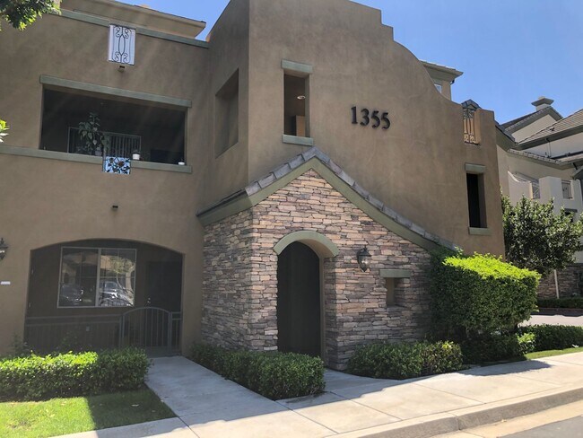 Building Photo - Great 2-bedroom 2 bath condo with A/C, 1 car garage and additional
