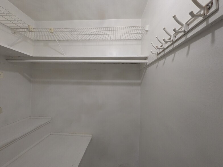 walk-in closet - 3102 Valley Dr