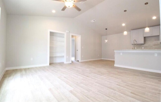 Building Photo - 9404 Menchaca Rd