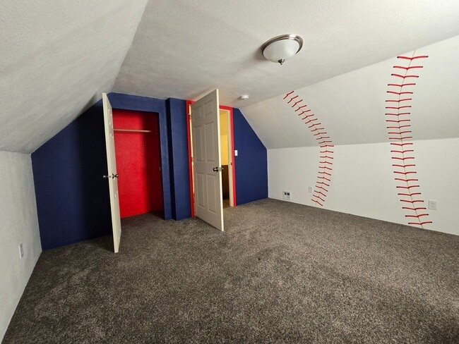 Building Photo - 4 bed, 1 bath House with 1 car garage