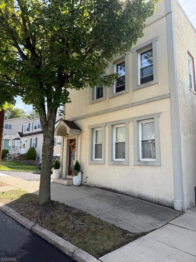 Building Photo - 728 3rd Ave