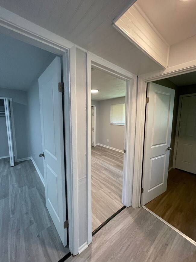 Building Photo - Freshly Renovated 3 Bedroom Ranch with Mod...