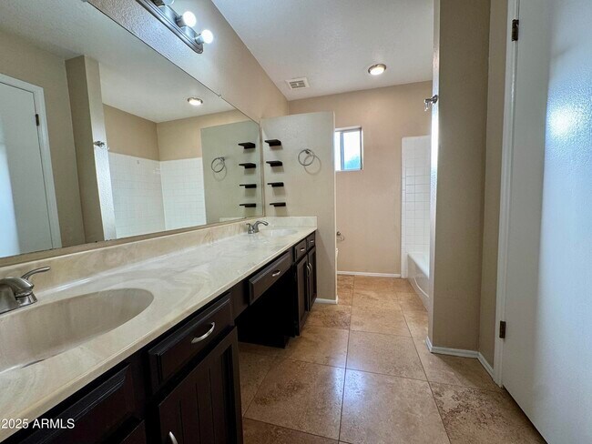 Building Photo - 5121 E Larkspur Dr