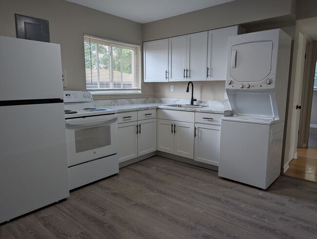 Primary Photo - Beautiful, Fully Renovated 2 Bedroom in No...