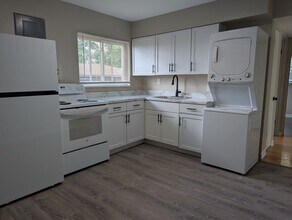 Building Photo - Beautiful, Fully Renovated 2 Bedroom in No...