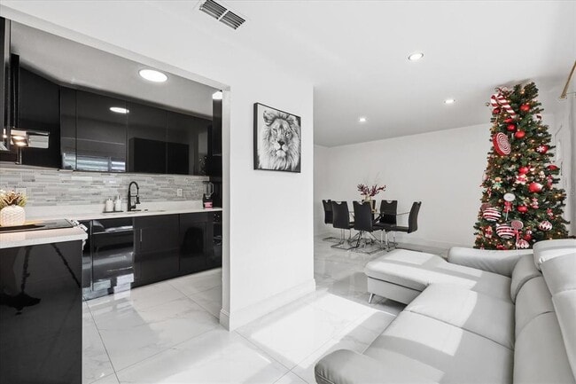 Building Photo - 2521 W Minnehaha St