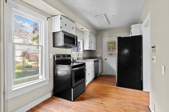 Building Photo - 420 Center St