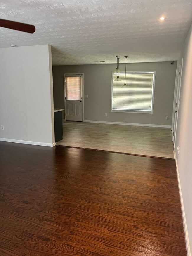 Building Photo - Charming 3 Bedroom 2 Bath home on large lot