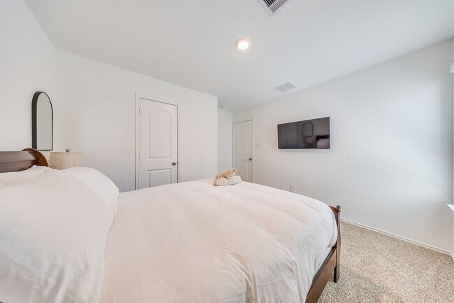 Building Photo - 6055 Diamond Vis Ct