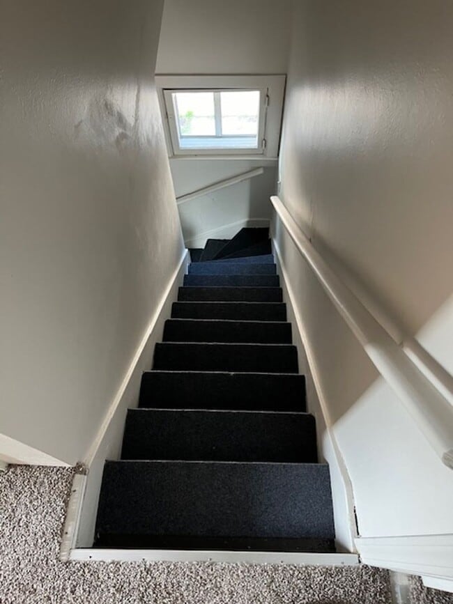 Building Photo - 3 Bedroom 2 Bathroom Single Family Home Av...