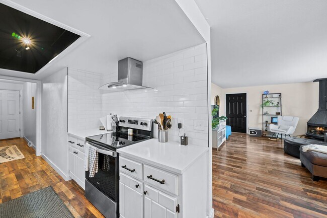 Building Photo - Recently Updated 2BA, 1.5BA Condo with Fen...