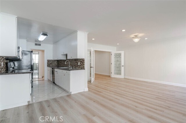 Building Photo - 14141 Dickens St