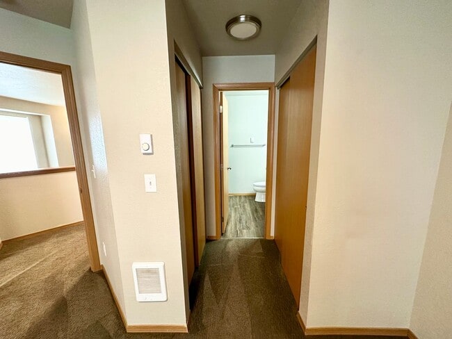 Building Photo - Updated Townhouse in Ellenbsurg