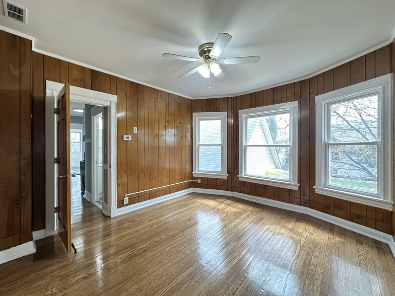 Building Photo - 215 S 10th Ave