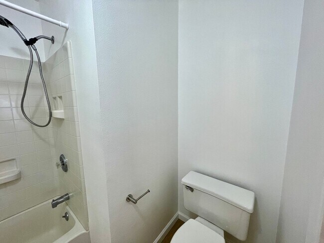 Building Photo - Discover a refreshed 2-bedroom, 2-bathroom residence in Mililani Mauka, complete with 2 parking s...