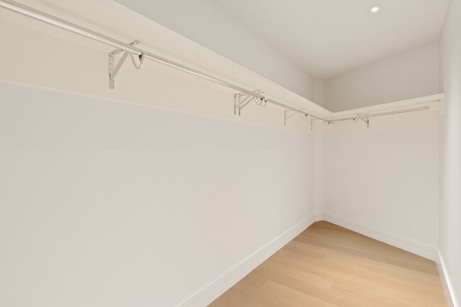 Building Photo - 211 Elm Ct