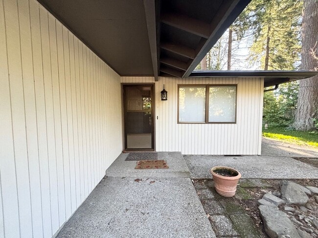Building Photo - Lovely 2BD, 2BA Home In Lake Oswego with Lake Access!!