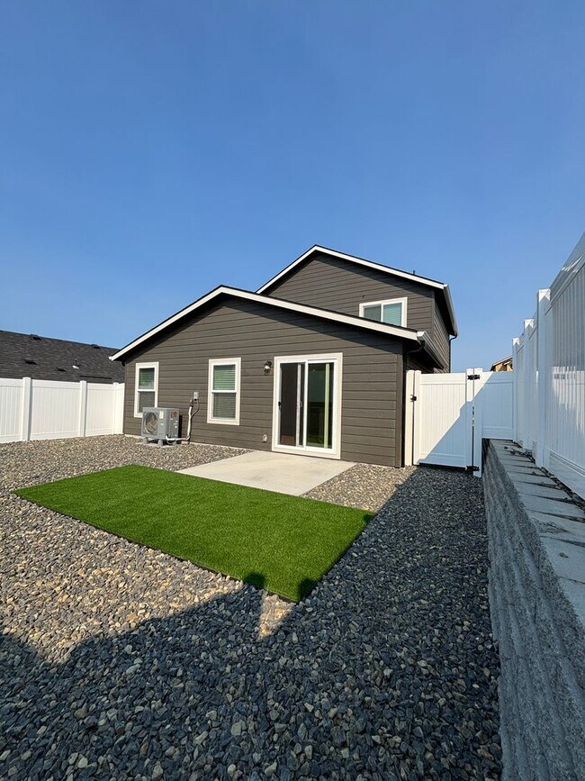 Building Photo - 3 bedroom/2.5 bathroom ready for move in